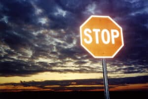 Un panneau de signalisation stop, symbolisant l'importance de faire une pause et de prendre du recul lorsqu'on rencontre des difficultés.
