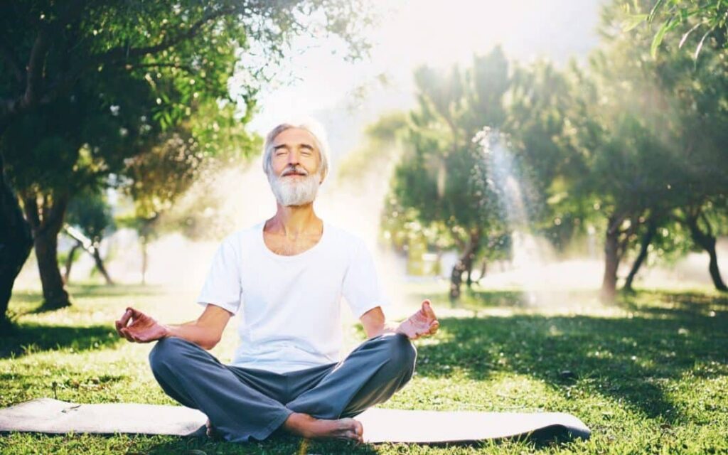 Un senior pratiquant la méditation, illustrant les bienfaits de la méditation pour la santé et le bien-être des personnes âgées.
