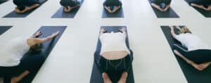 Un groupe de personnes pratiquant la méditation, illustrant les nombreux bienfaits de cette pratique pour la santé mentale et physique.