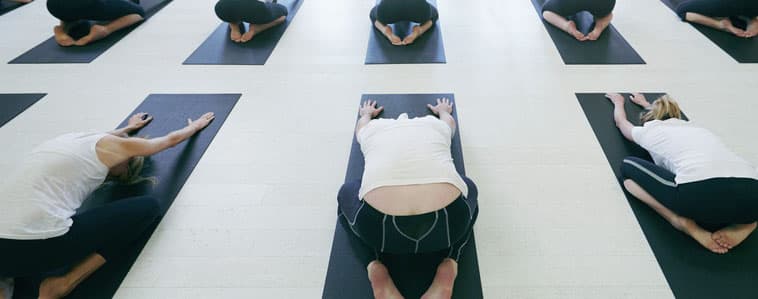 Un groupe de personnes pratiquant la méditation, illustrant les nombreux bienfaits de cette pratique pour la santé mentale et physique.