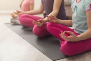 Une image illustrant des écoliers pratiquant la méditation, mettant en évidence les bienfaits de cette pratique pour la gestion du stress chez les élèves.