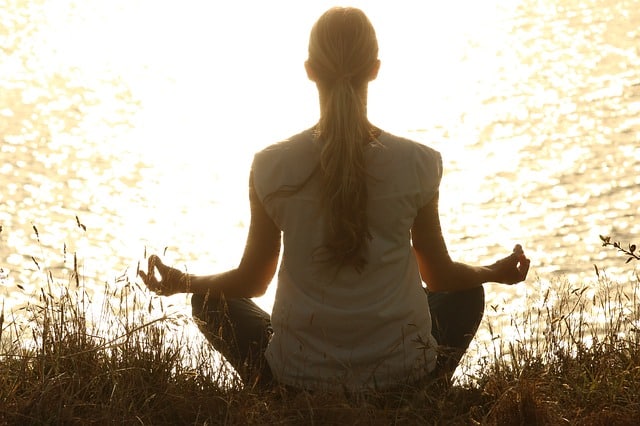 Une femme représentée en train de surmonter les obstacles à la méditation, illustrant les 8 principaux défis qui peuvent entraver la pratique de la méditation.