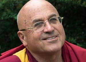 Une image de Matthieu Ricard, moine bouddhiste et auteur, partageant ses conseils pour réduire le stress et l'anxiété, offrant des conseils pratiques pour améliorer le bien-être mental.