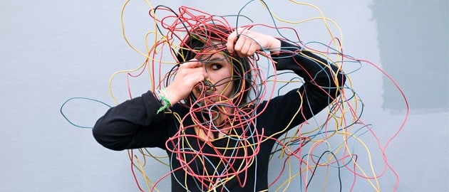 Une personne surdouée utilise la méditation comme outil de gestion du stress et d'exploration intérieure.