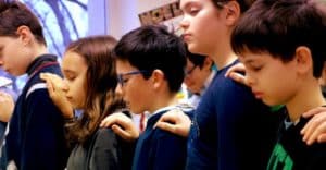 Des enfants engagés dans une séance de méditation, apprenant à cultiver la calme intérieur et la pleine conscience.