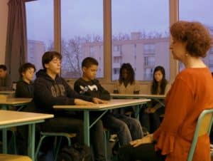 Des enfants participant à un programme de méditation adapté à leur âge, favorisant la relaxation, la gestion du stress et la concentration.