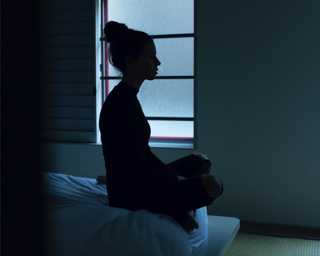 jeune femme meditation sur son lit