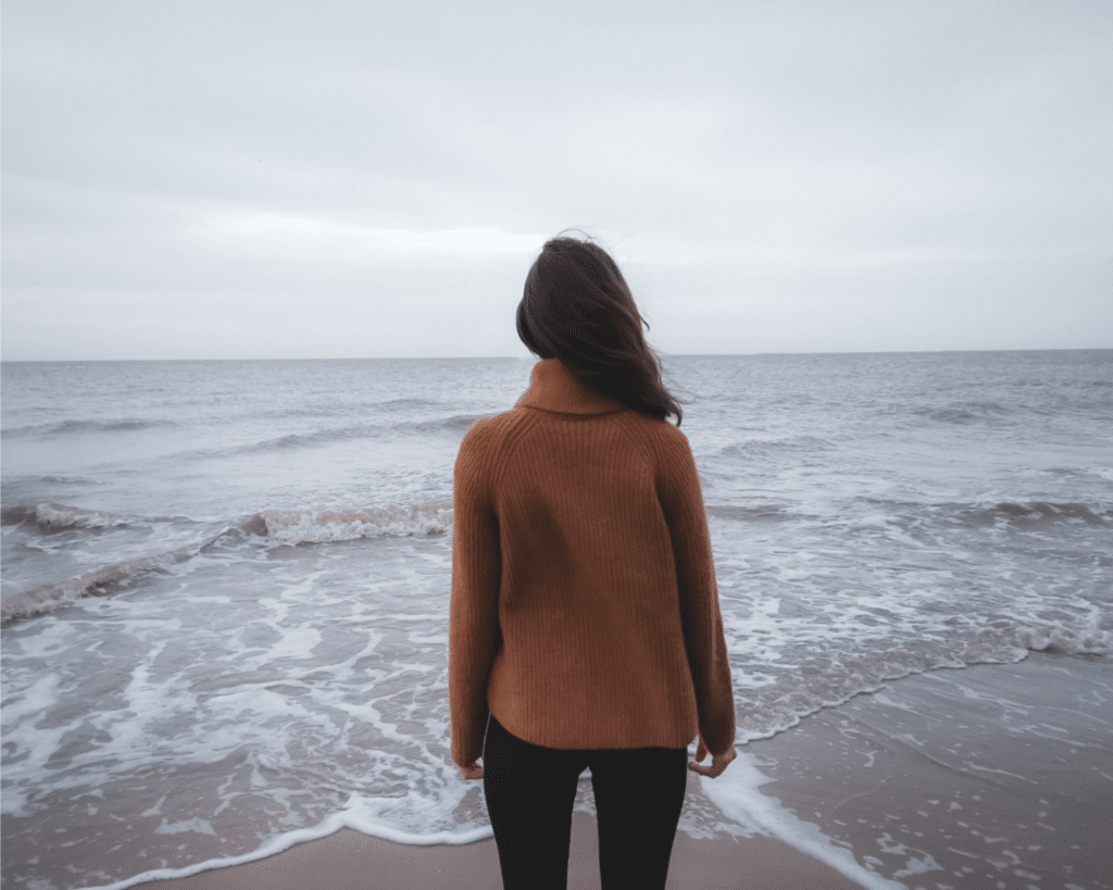 femme meditant au bord de la mer pour eviter une rechute depressive