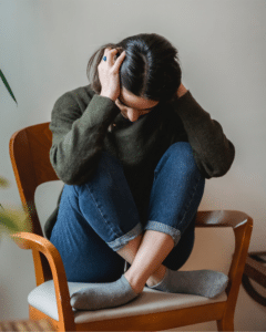 jeune femme avec dépression qui aimerait apprendre la meditation