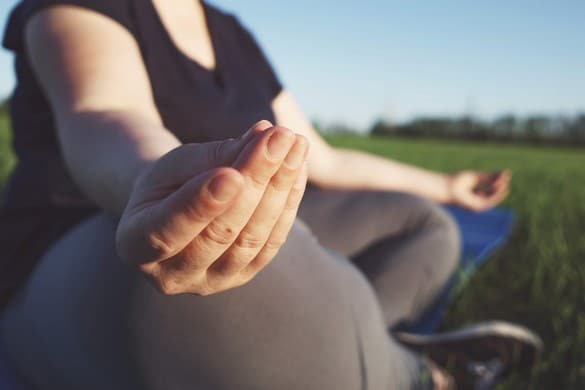 Une personne méditant avec calme et concentration, utilisant la méditation de pleine conscience pour soutenir le processus de perte de poids et favoriser un mode de vie sain.