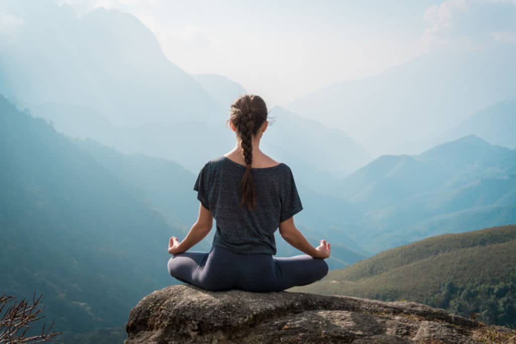 Une femme pratiquant la méditation de pleine conscience, trouvant équilibre et sérénité pour contrer les troubles de l'humeur liés à la ménopause.