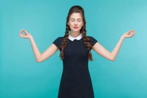 Une personne pratiquant la méditation de pleine conscience, se concentrant sur sa respiration pour soulager la douleur et favoriser le bien-être.