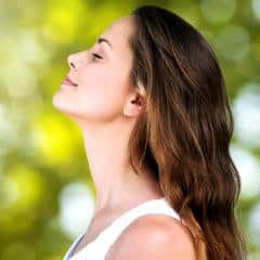 Une personne pratiquant la méditation de pleine conscience, se concentrant sur sa respiration pour apporter des bienfaits au cerveau.