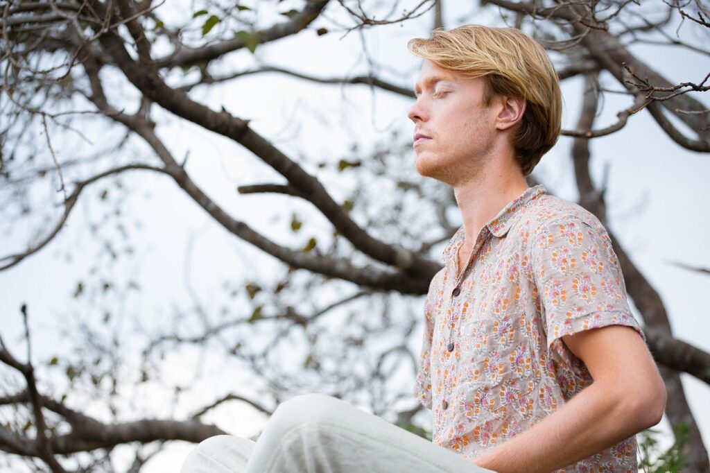 homme jeune foret mediter 10 mn par jour pensées parasites