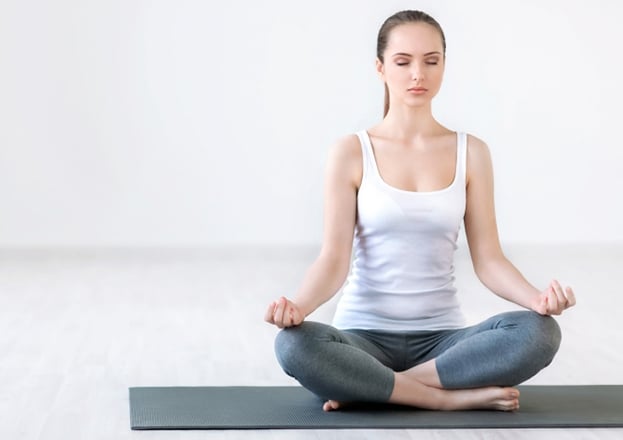 Une personne en méditation, expérimentant la clarté mentale, la relaxation et la réduction du stress grâce à la pratique régulière.