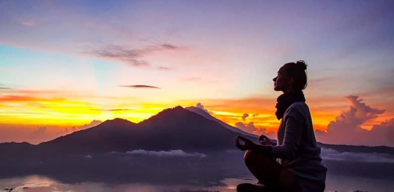 Une personne en méditation, expérimentant les effets apaisants de la méditation de pleine conscience sur le stress.