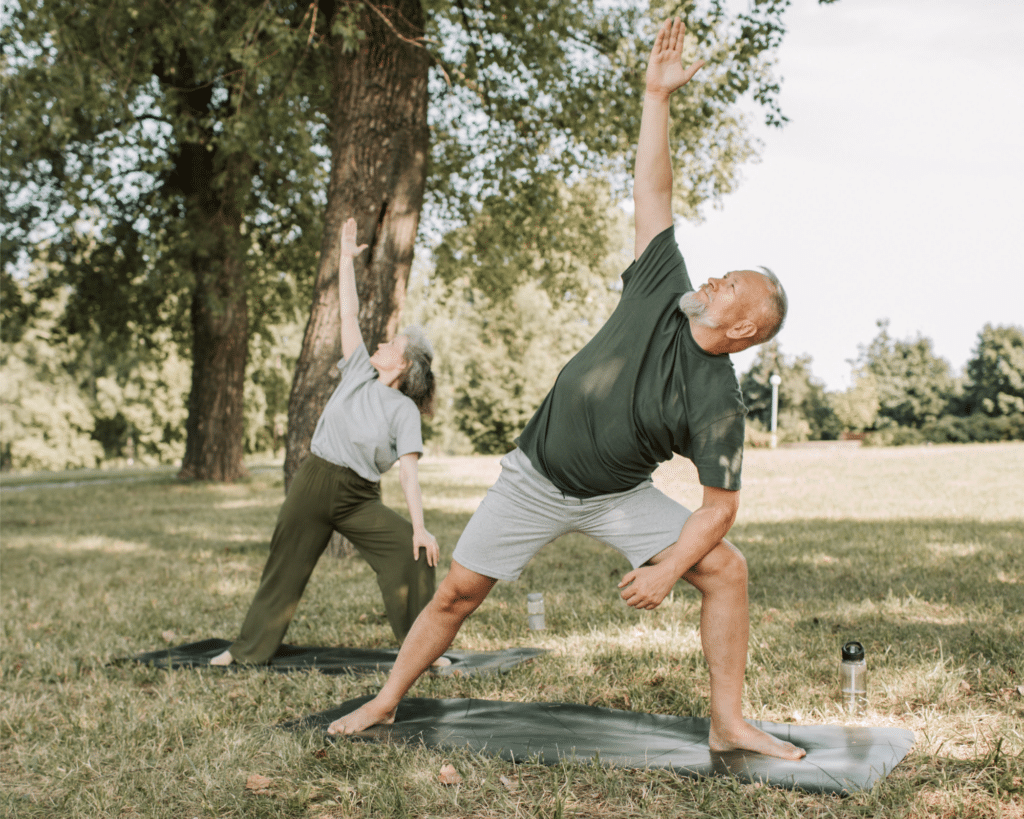 seniors pratique meditation en mouvement