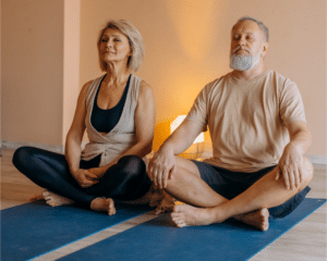 couple de seniors pratiquant la meditation