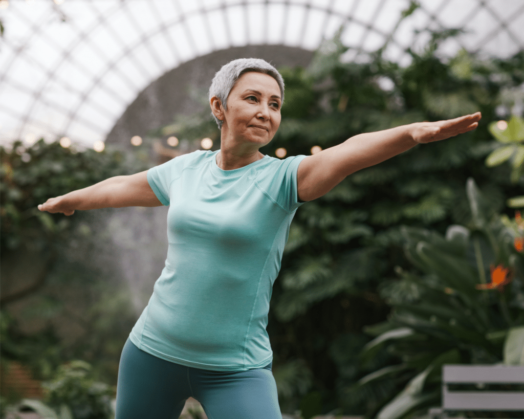 femme agée pratique de meditation en mouvement yoga
