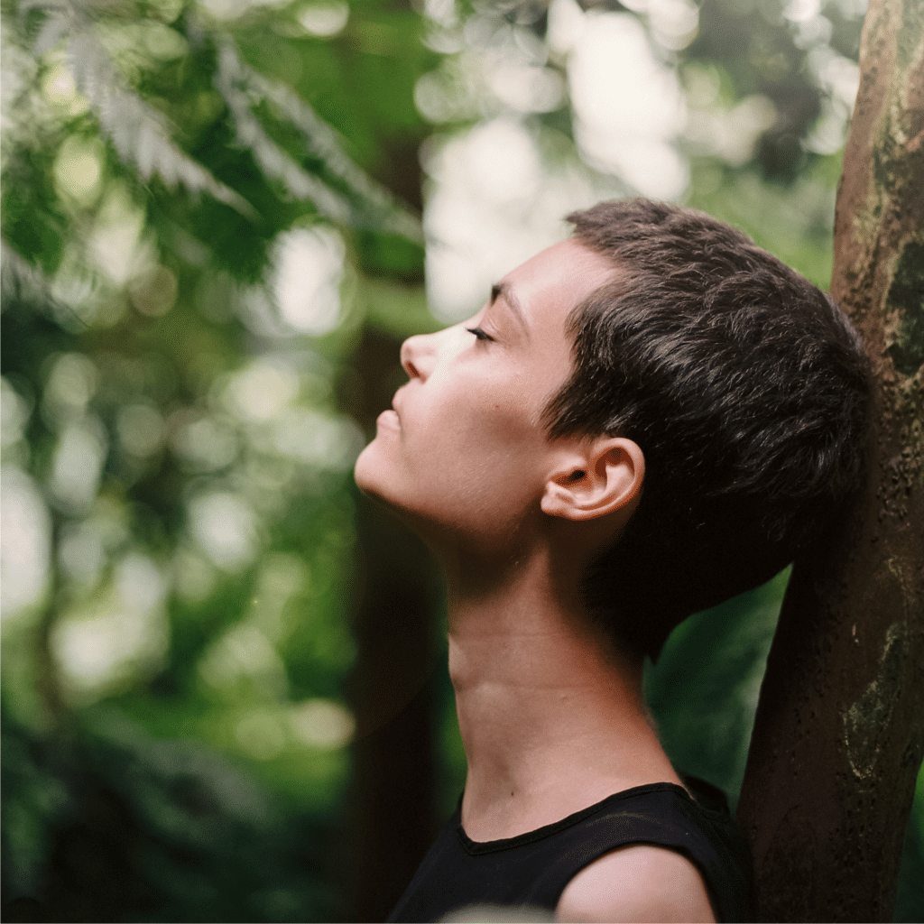 femme en meditation dans la foret