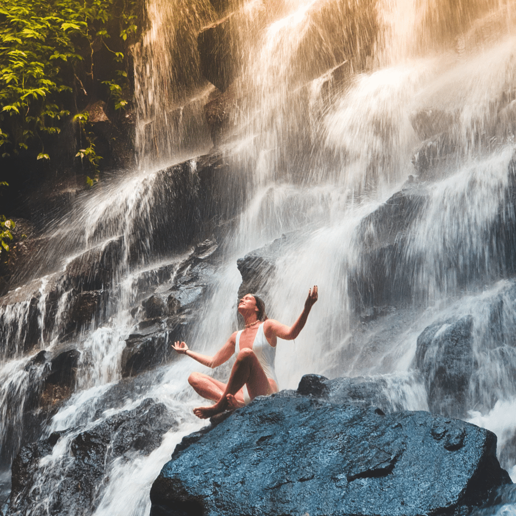 femme meditant devant une cascade