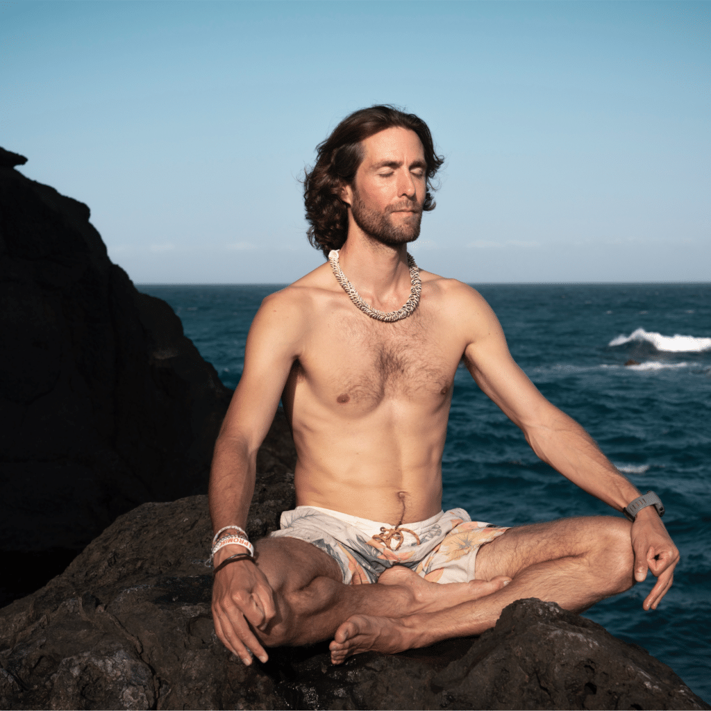 homme meditant devant l’ocean