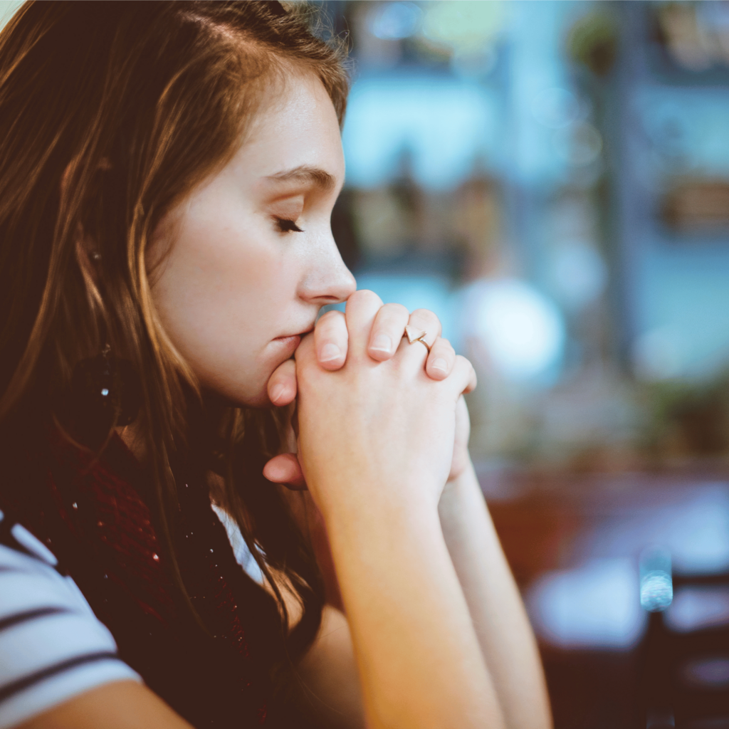 femme meditant dans un café