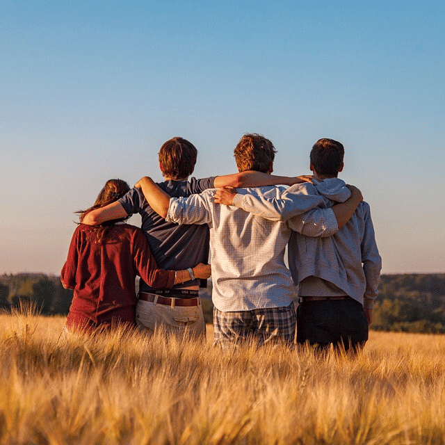 relations sociales groupe d’amis qui ont réussi à etre optimistes dans la vie