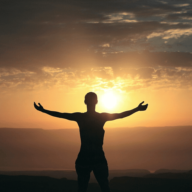 gratitude femme au lever de soleil etre optimiste dans la vie