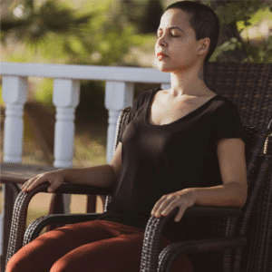 femme assise en train de méditer qui a amélioré son bien-être par la méditation