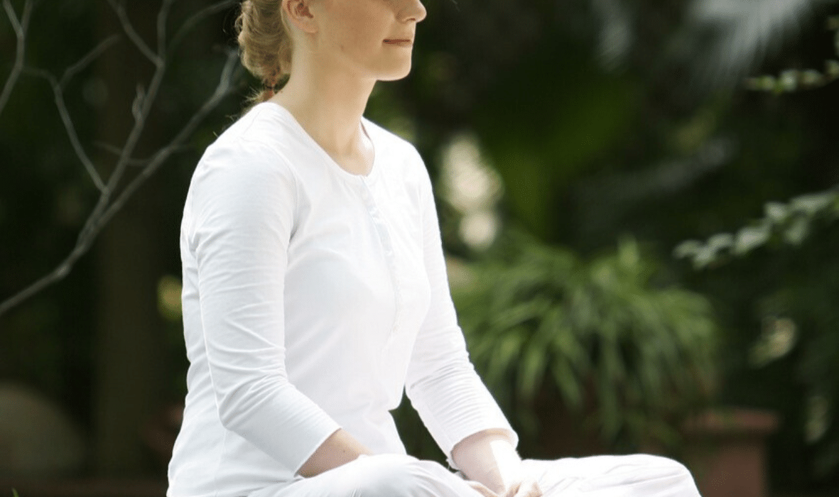 femme qui aime Méditer pour prendre pleinement conscience du moment présent et optimiser sa santé
