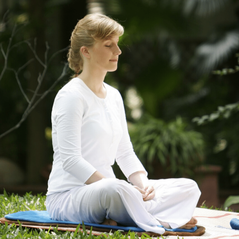 femme qui aime Méditer pour prendre pleinement conscience du moment présent