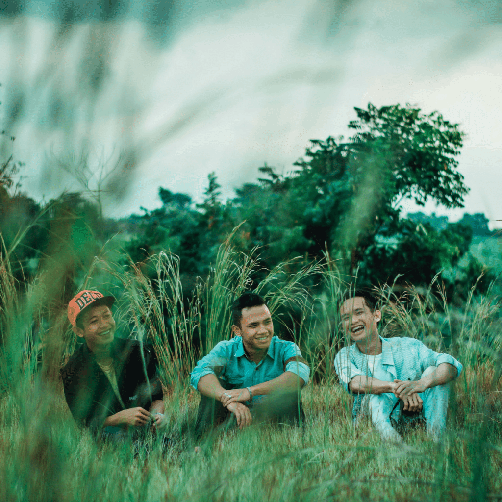 3 hommes Assis Sur L'herbe, partage, échanges