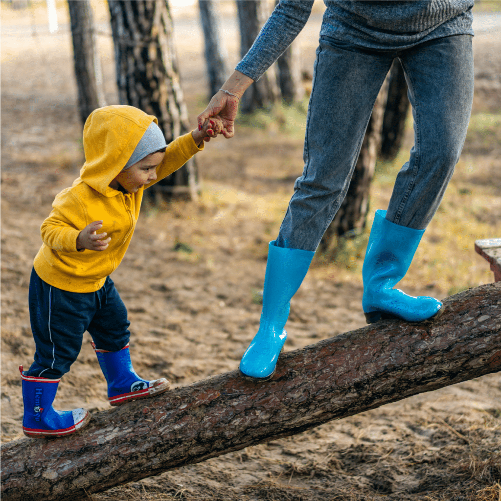 Enfant bienveillance avec adulte