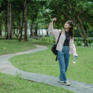 Jeune Femme Souriante qui prend un Selfie dans un Parc et pratique la gratitude