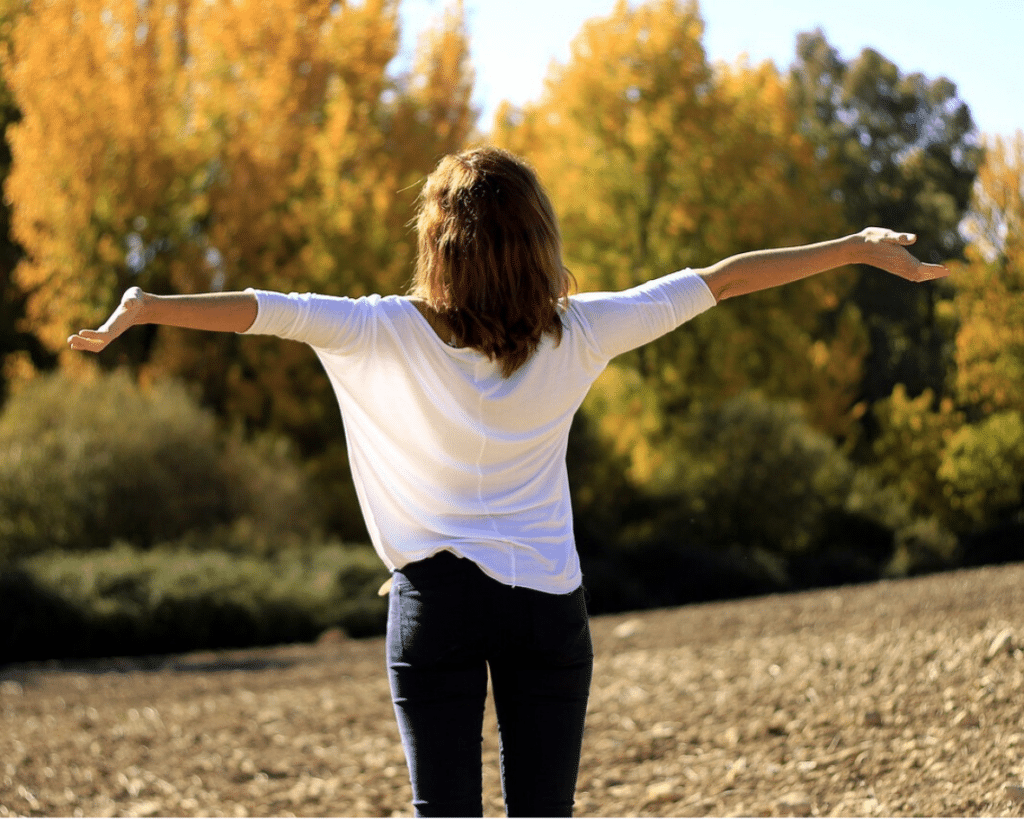 femme qui respire les bars ouverts