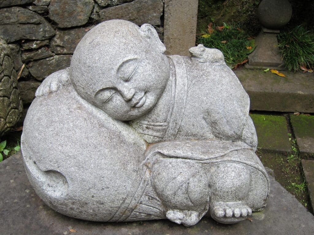 image illustrant une statue de bouddha endormi