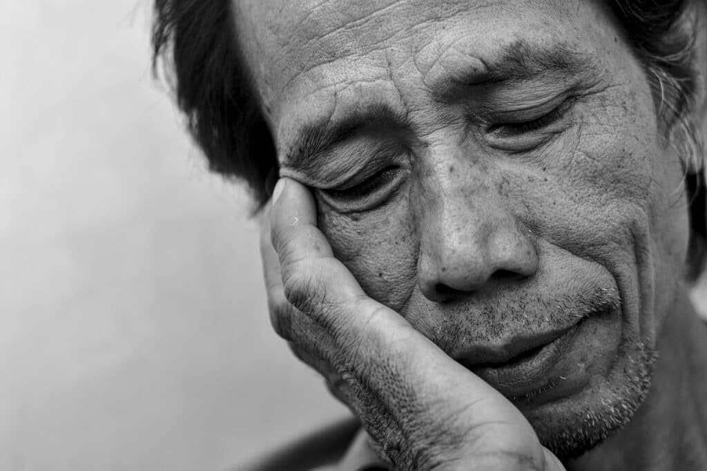 homme asiatique somnolent qui a ameliorer son sommeil par la meditation