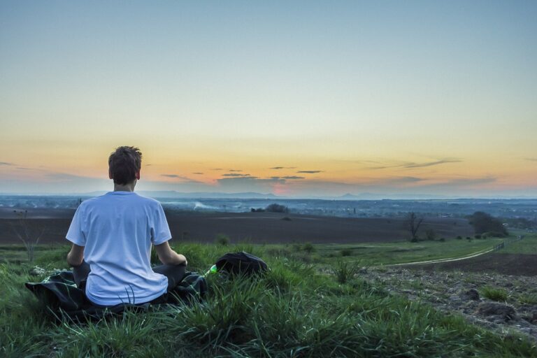 homme avec routine de meditation au lever de soleil