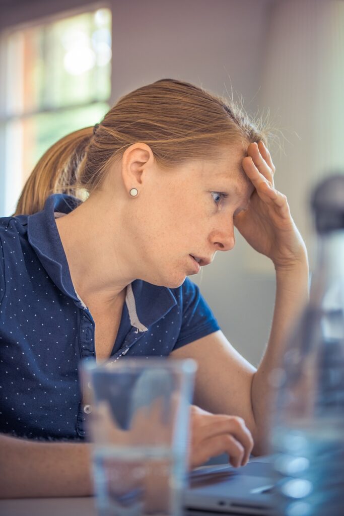 femme se concentrant au bureau