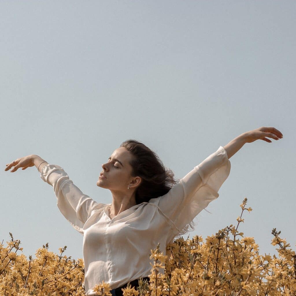 femme ayant renforcé sa résilience emotionnelle grace a la meditation epanouissement