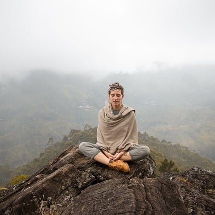 femme pratiquant la méditation de pleine conscience