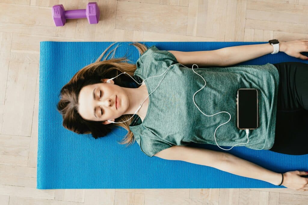 femme jeune meditante pour gérer ses emotions sérénité