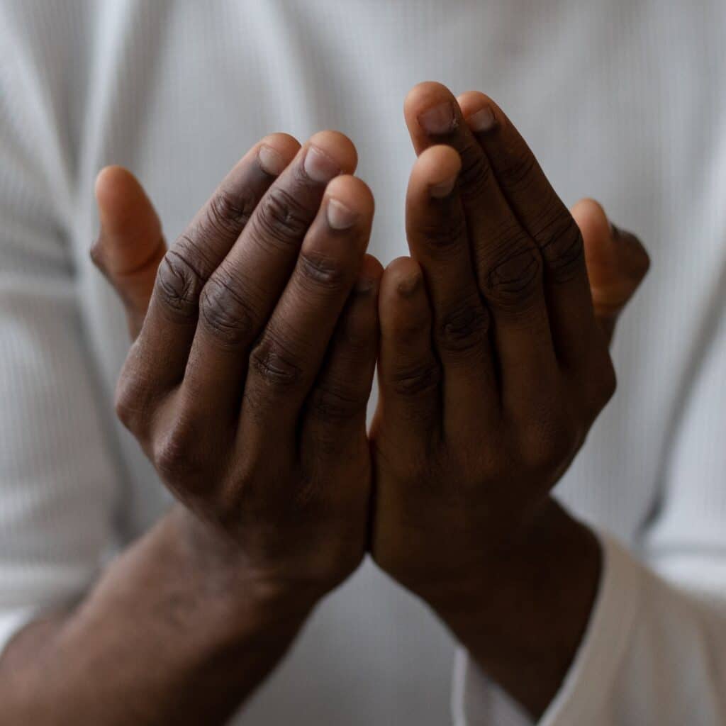 mains qui témoignent de la gratitude développée par la méditation de pleine conscience