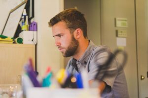 homme ayant renforcé sa concentration par la pratique de pleine conscience