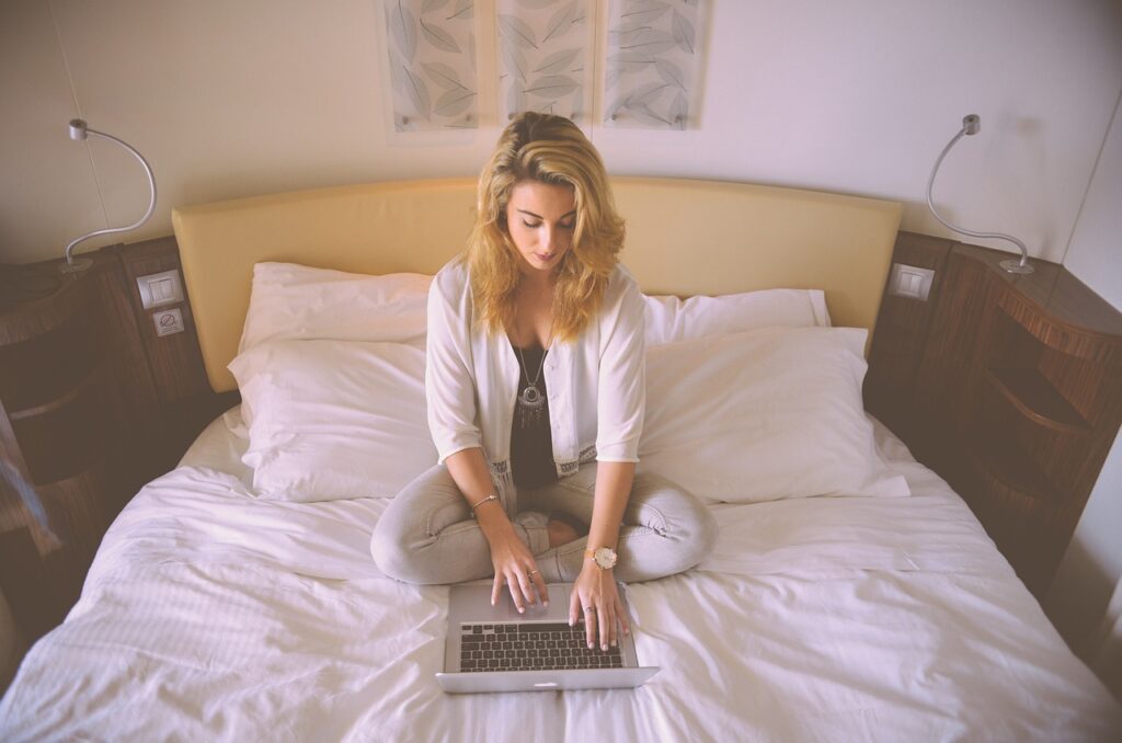 femme cherchant à renforcer sa concentration assise sur son lit