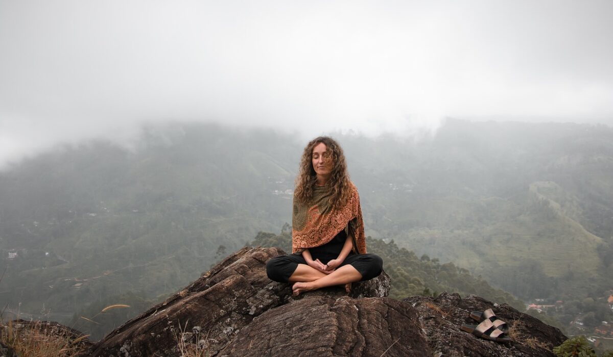 femme pratiquant la meditation de pleine conscience pour apaiser sa colere