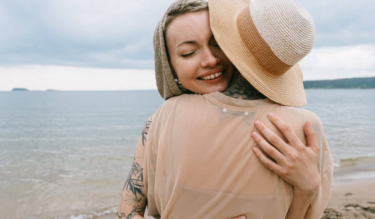 femmes s'embrassant plage gratitude positivité
