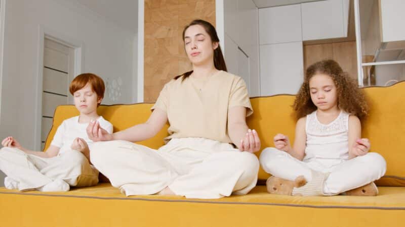 femme qui pratique la meditation de pleine conscience avec ses 2 filles