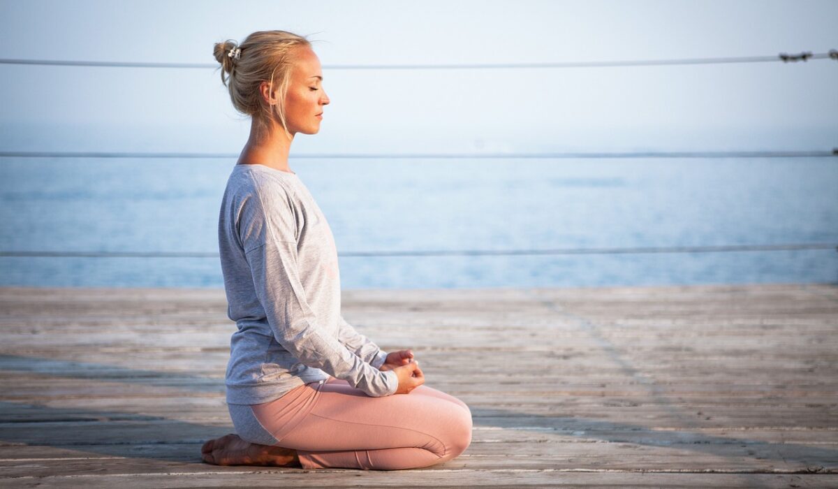 femme qui pratique la meditation dans la nature sur une plage